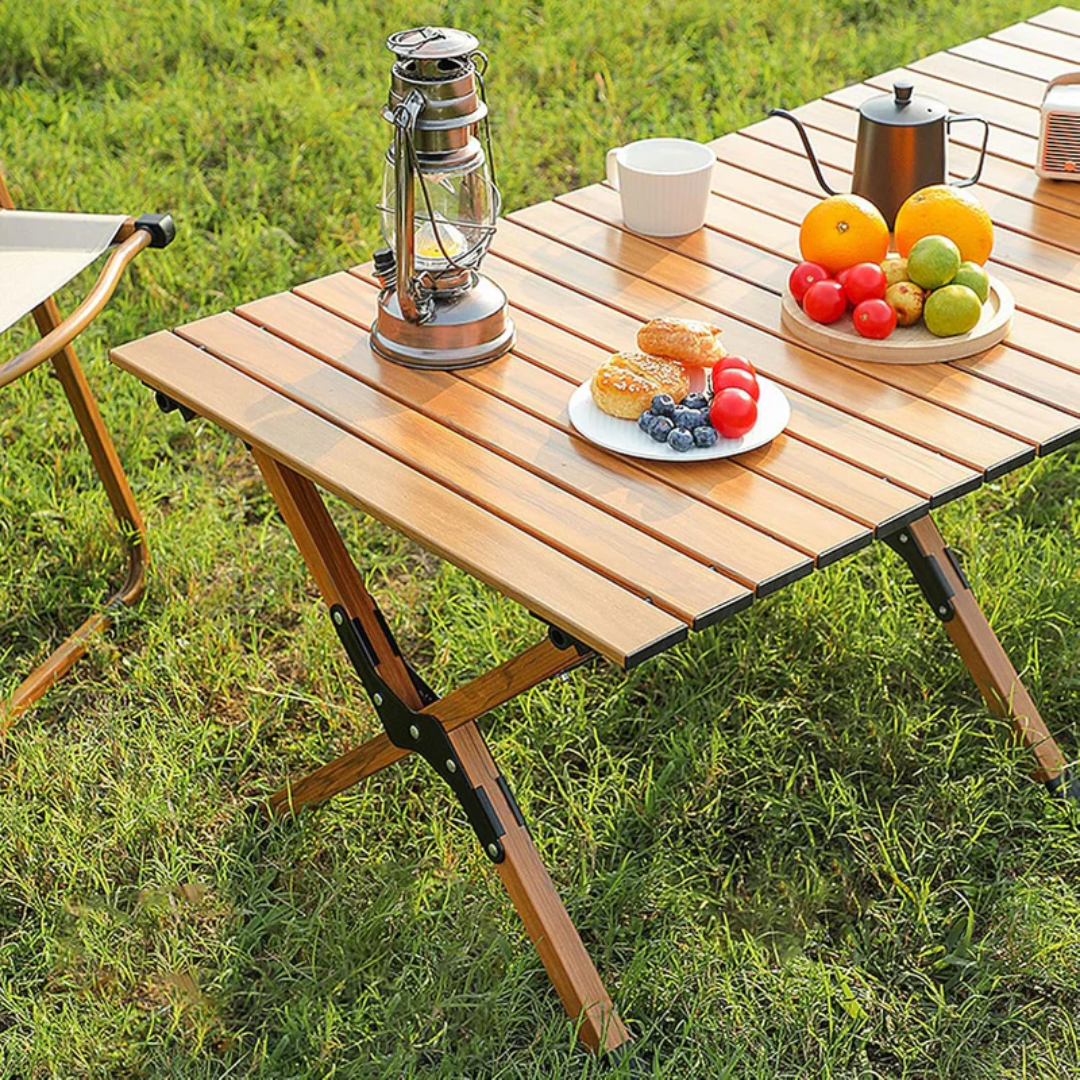 Сгъваема дървена маса на открито – функционалност и естествен вид за всяко пространство