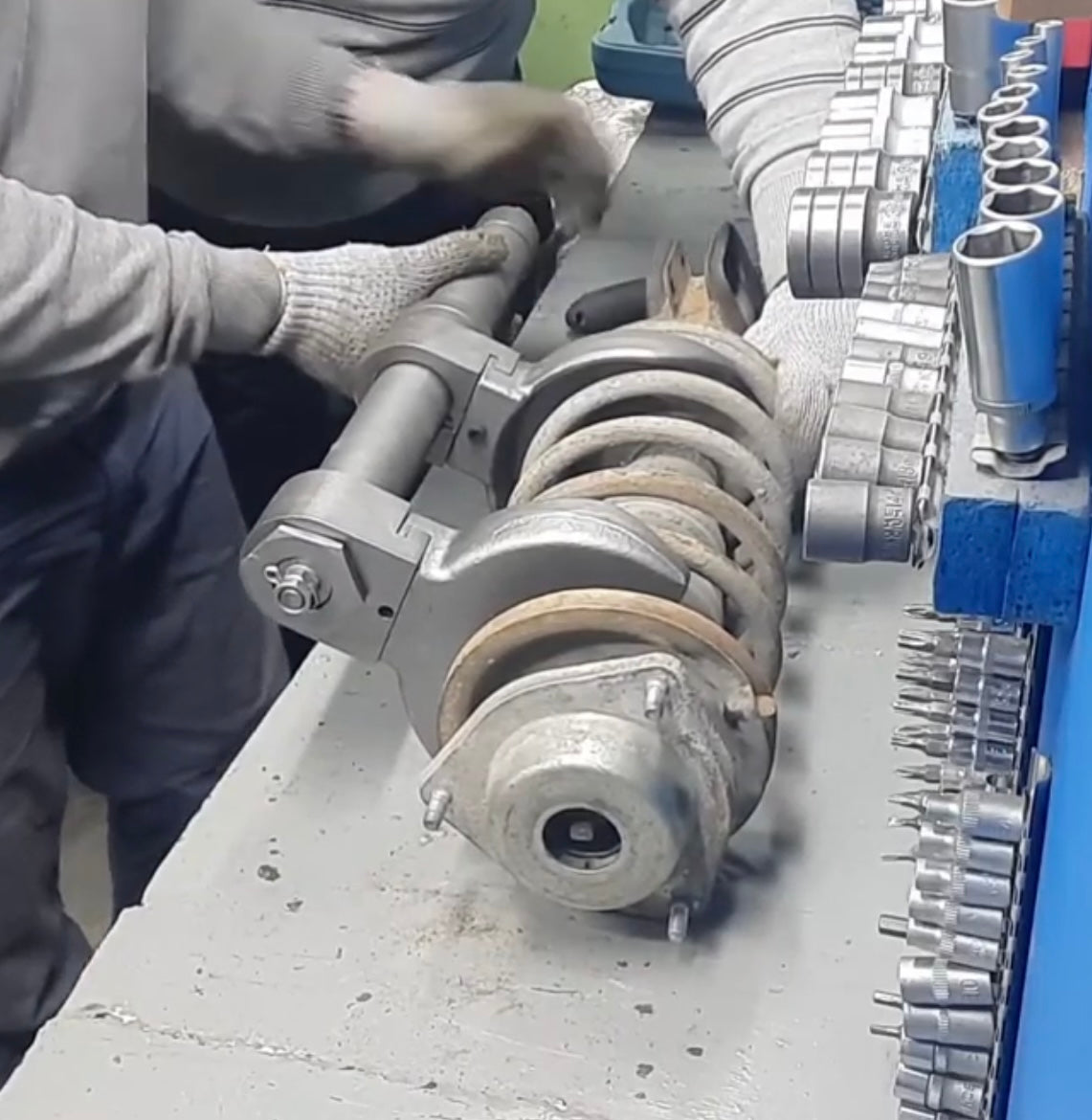 ИНСТРУМЕНТ ЗА ПРУЖИНА НА АМОРТИСЬОР